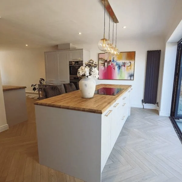 Modern kitchen featuring click vinyl flooring, offering a seamless and durable surface that complements the sleek cabinetry and contemporary design